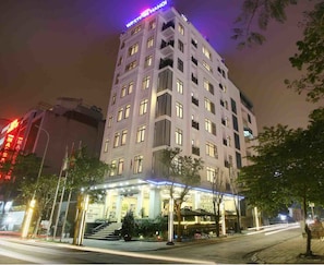 Bagian depan properti - sore/malam