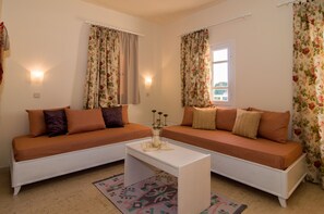 Superior Apartment, 1 Bedroom, Sea View | Desk, free cribs/infant beds, free WiFi, bed sheets - Manolis Apartments (Hersonissos)