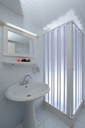 Shower, hair dryer, towels - Manolis Apartments (Hersonissos)
