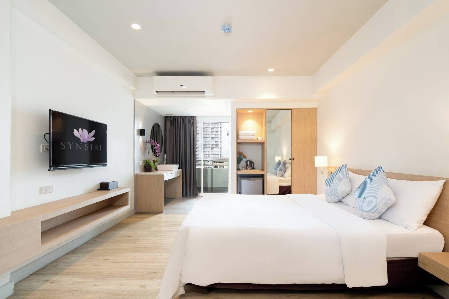 Deluxe | Escritorio, wifi gratis y ropa de cama 