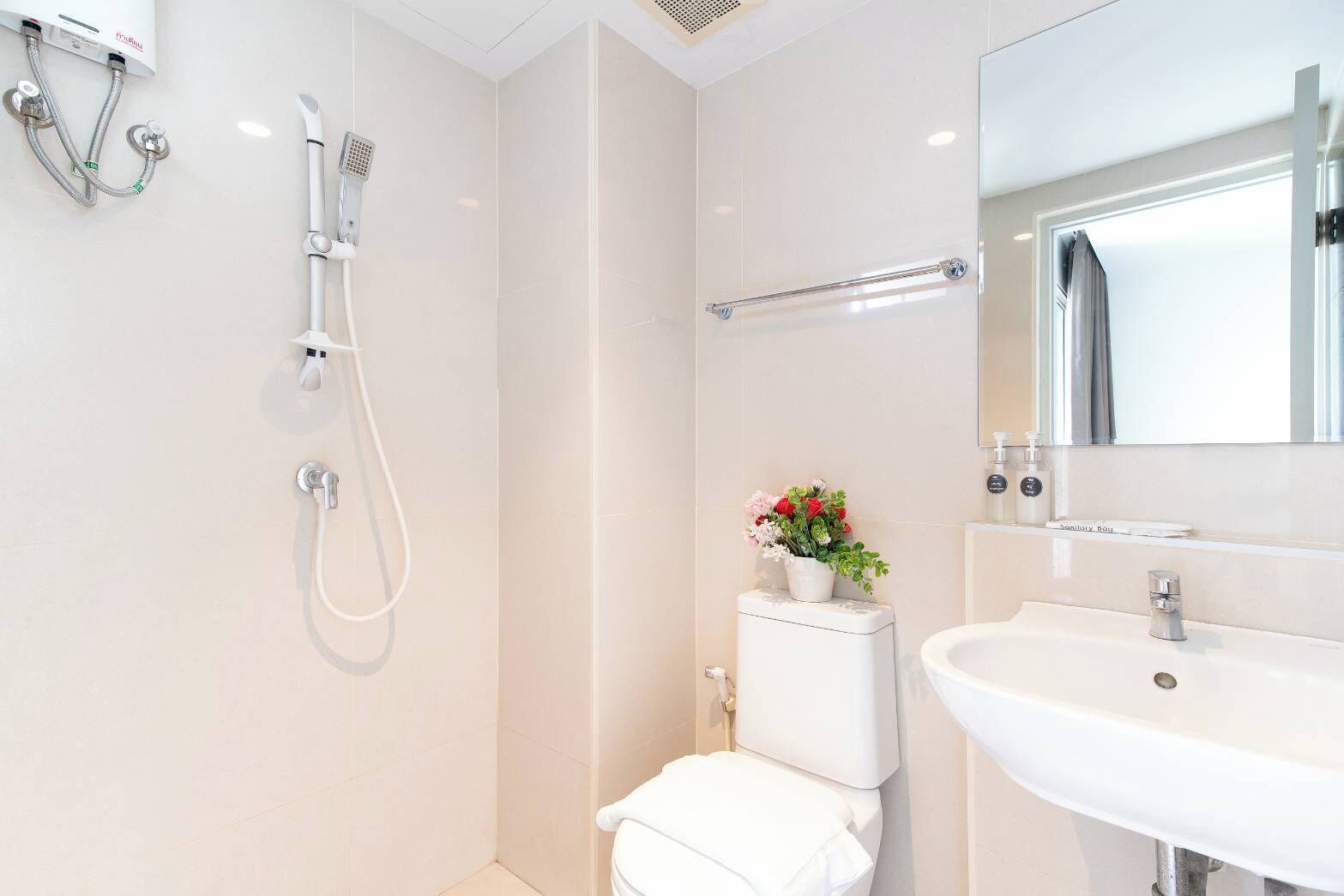 Shower, free toiletries, towels