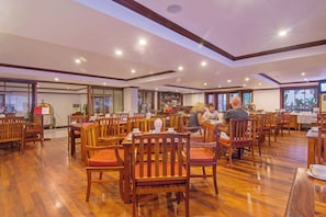 Serviço de almoço, culinária internacional, vistas para a piscina