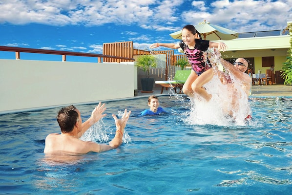 Piscina externa, funciona das 10h às 21h, guarda-sóis, espreguiçadeiras