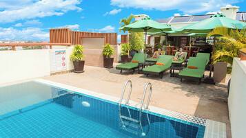 Piscine extérieure, parasols de plage, chaises longues