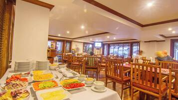 Déjeuner et dßner servis sur place, vue sur la piscine