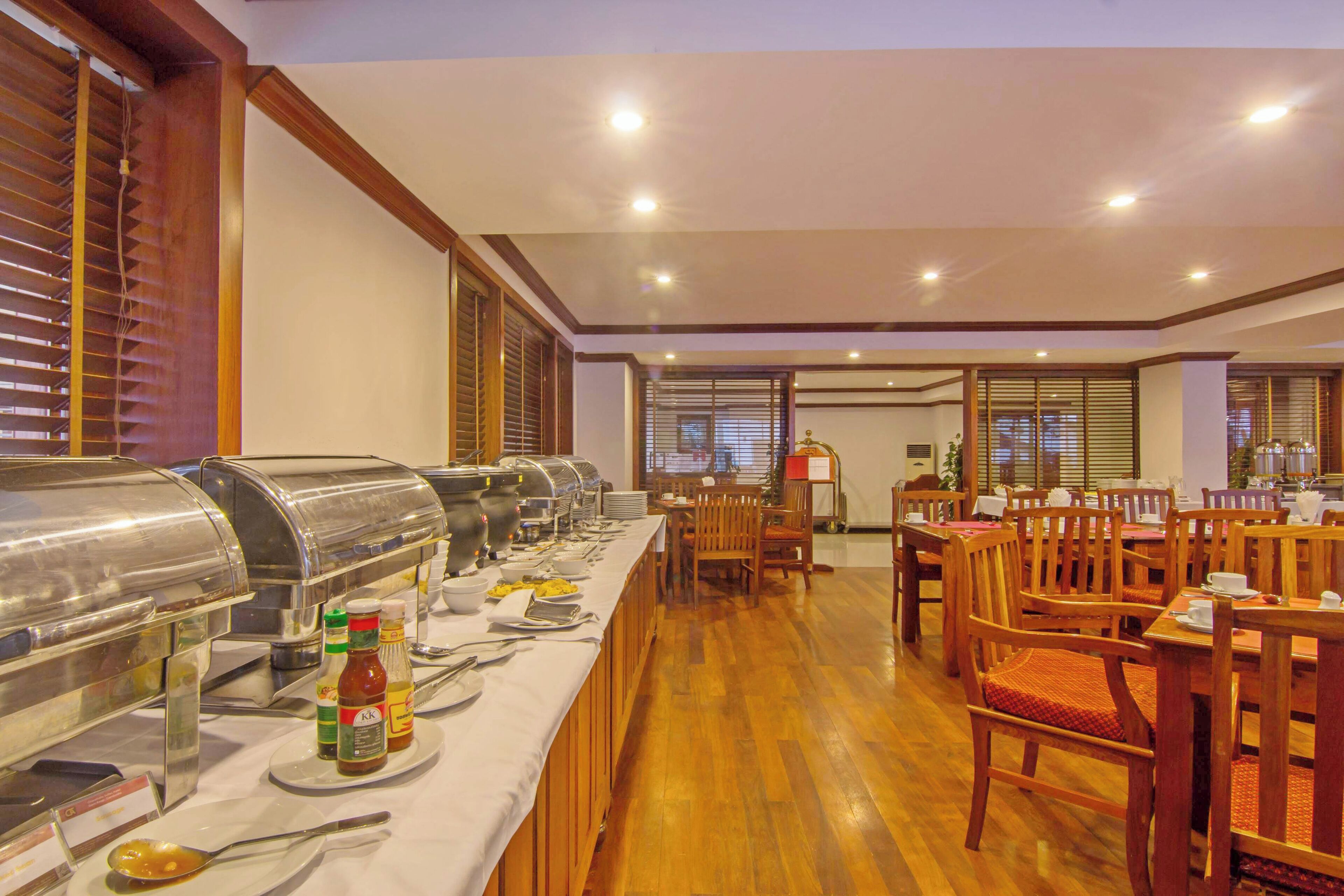 lunch, dinner served; international cuisine, pool views