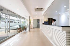 ฝ่ายต้อนรับ