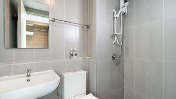 Deluxe | Bathroom | Shower, free toiletries, towels