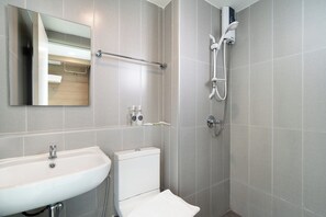 Deluxe | Kylpyhuone | Suihku, ilmaiset hygieniatuotteet, pyyhkeet