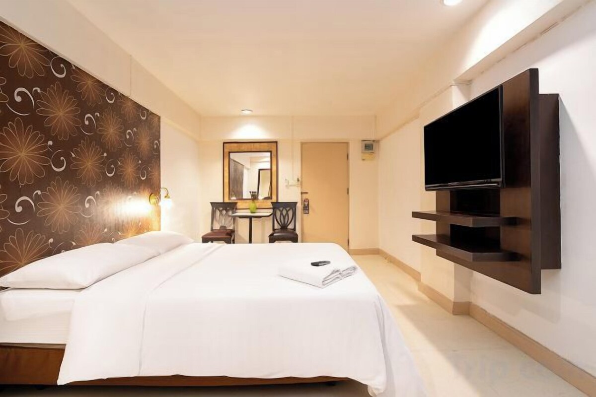 Desk, WiFi (free), bed sheets