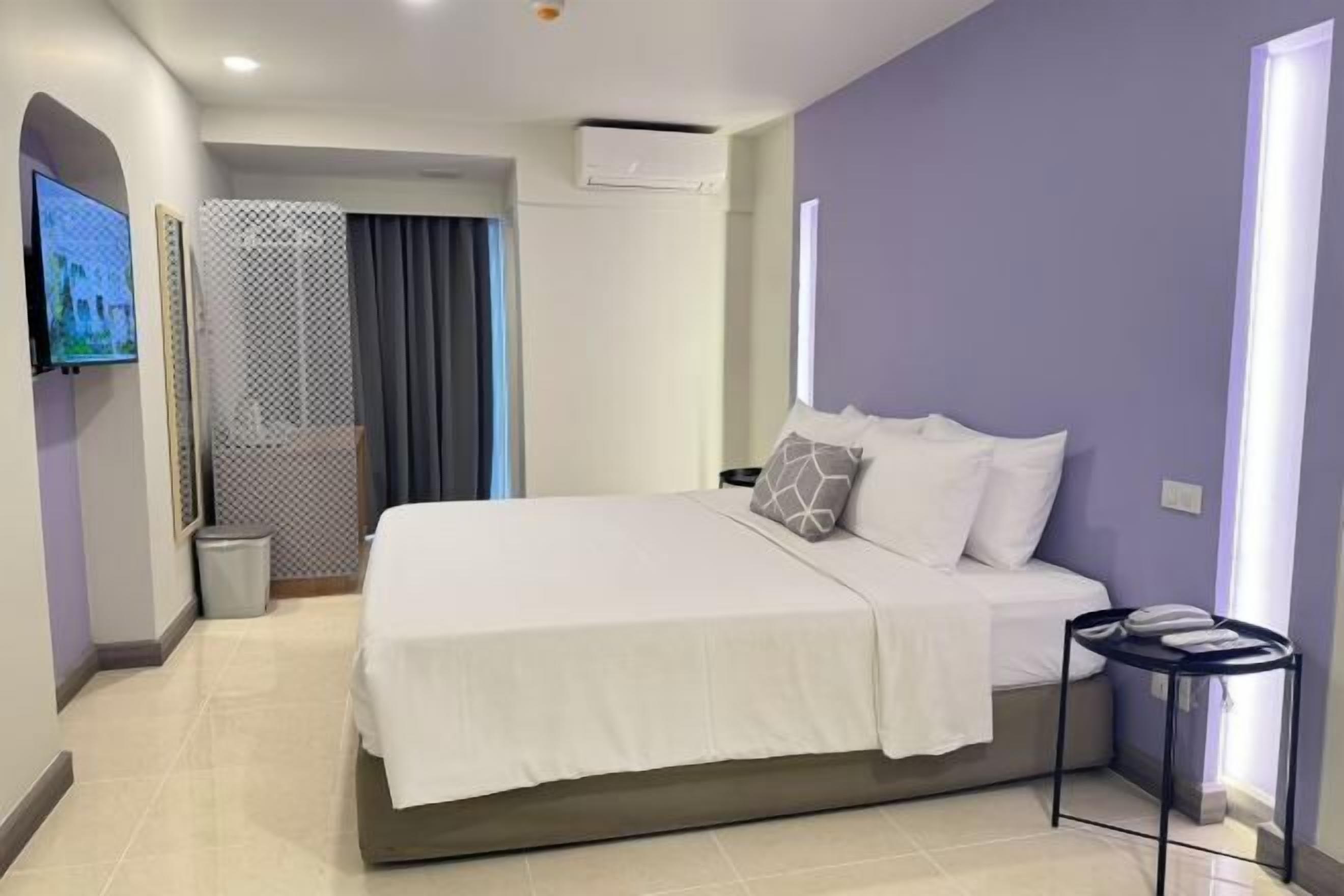 Escritorio, wifi gratis y ropa de cama 