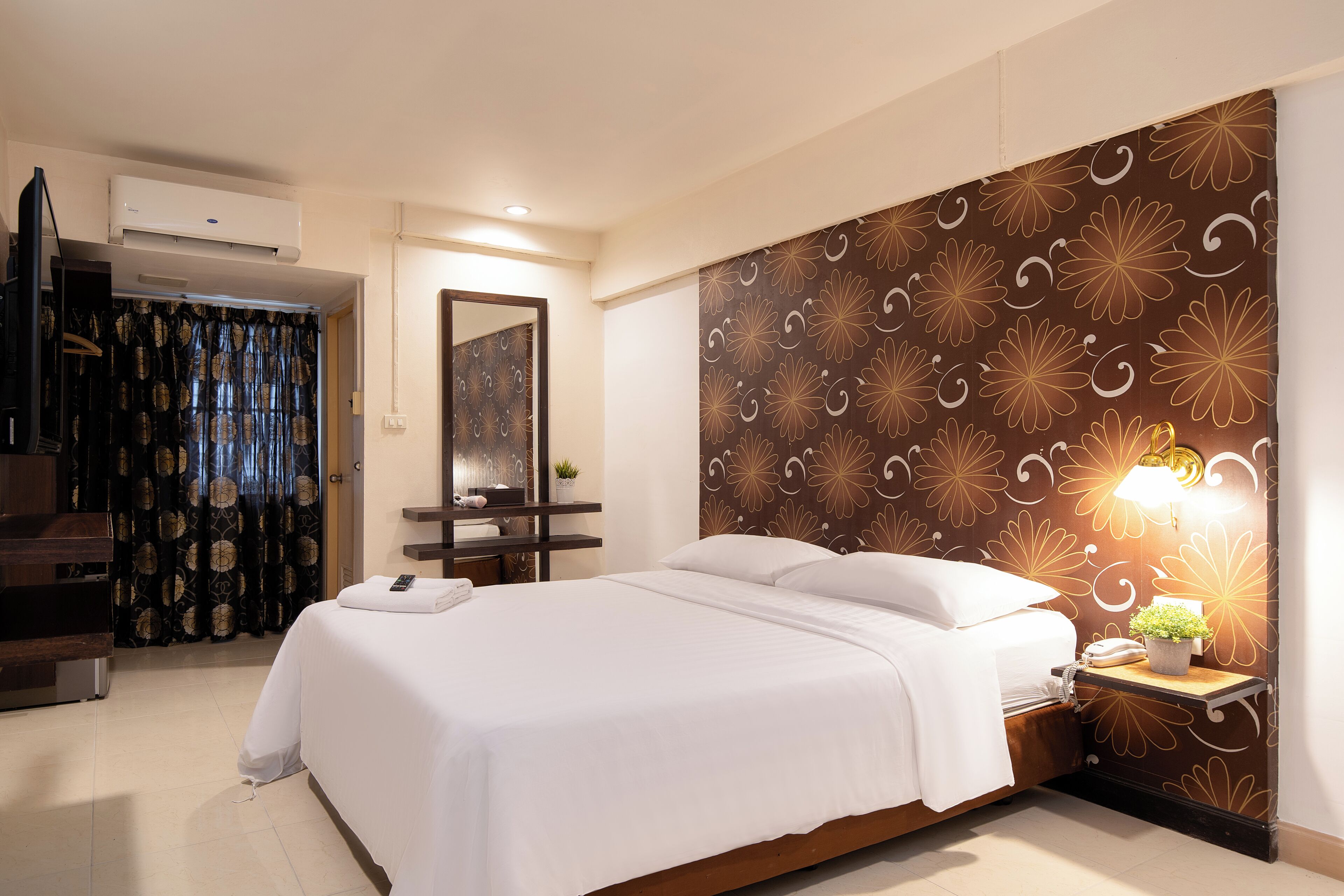 Standard | Escritorio, wifi gratis y ropa de cama 