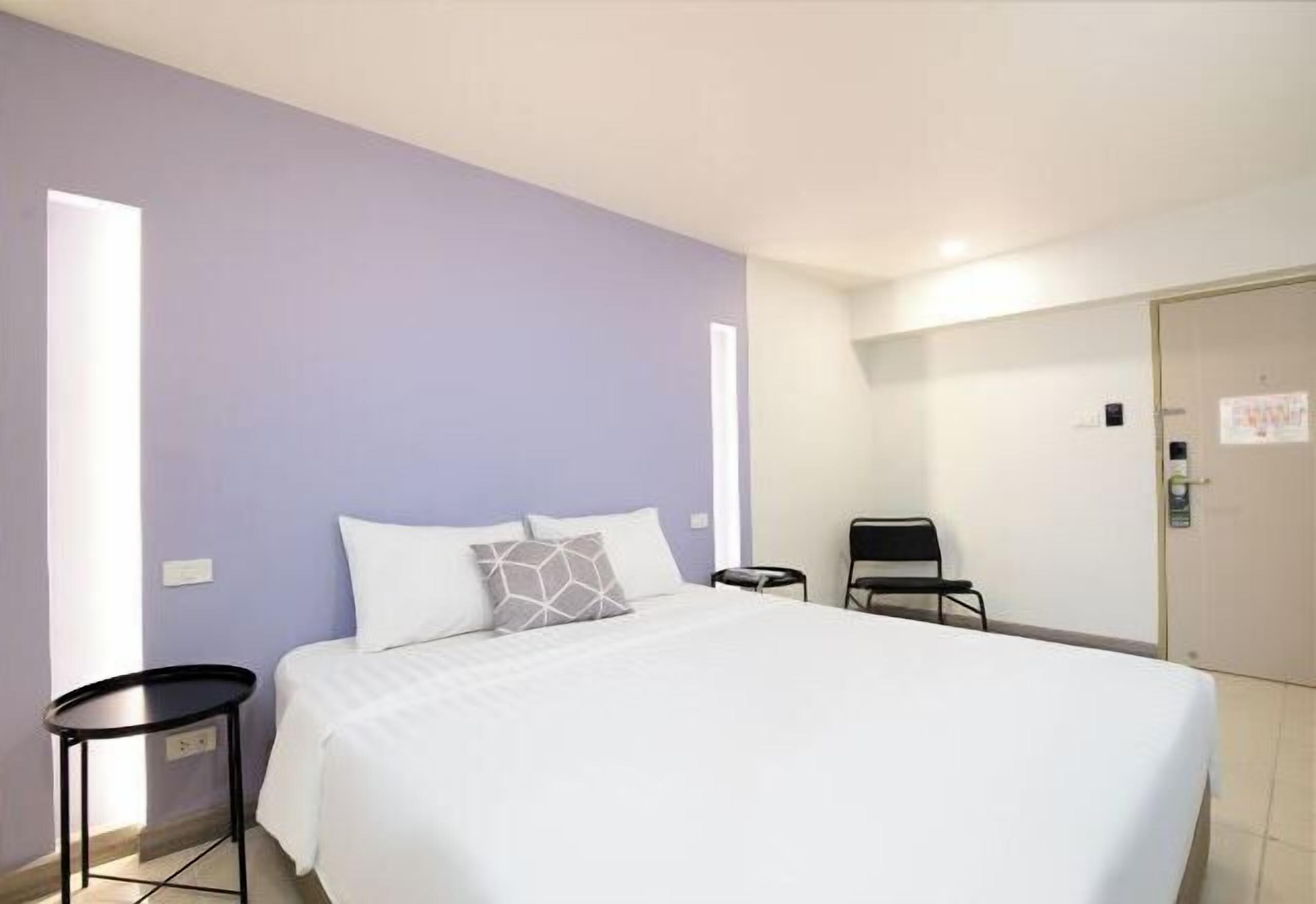 Escritorio, wifi gratis y ropa de cama 