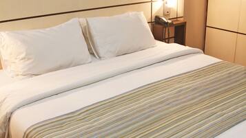 Quarto casal luxo | Frigobar, cofres nos quartos, individualmente mobiliados, escrivaninha