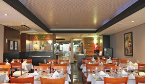 Breakfast, lunch and dinner served - Blue Tree Towers Saint Michel - Curitiba (Curitiba)