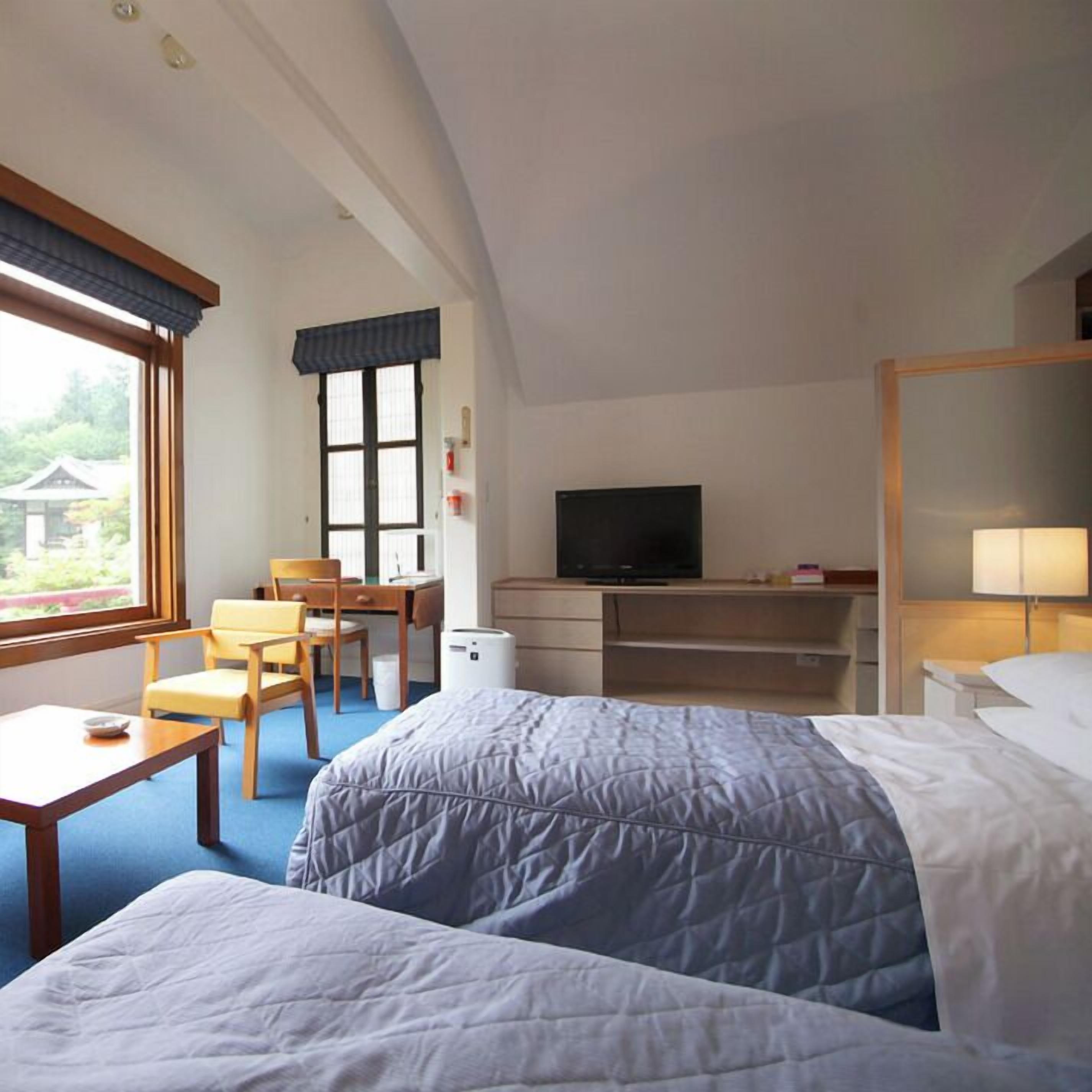 Escritorio, cunas (de pago), wifi gratis y ropa de cama