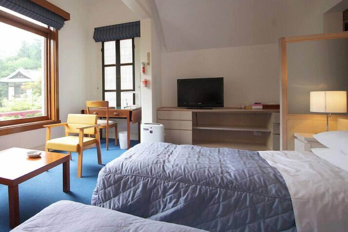 Desk, cribs (surcharge), WiFi (free), bed sheets