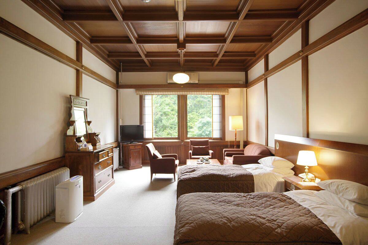 Desk, cribs (surcharge), WiFi (free), bed sheets