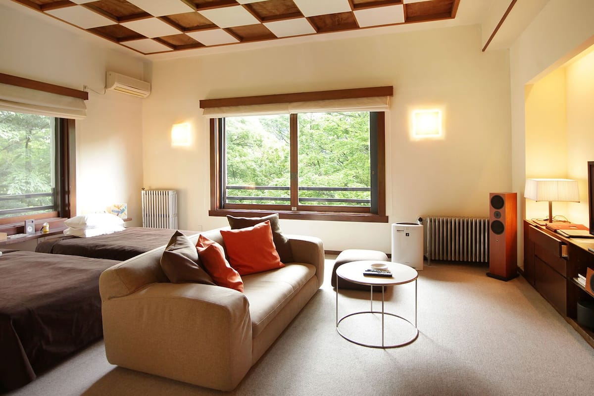 Desk, cribs (surcharge), WiFi (free), bed sheets