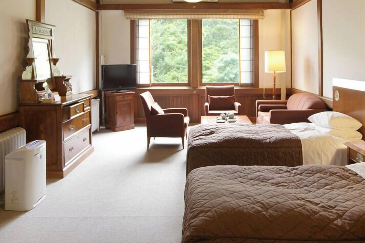 Desk, cribs (surcharge), WiFi (free), bed sheets