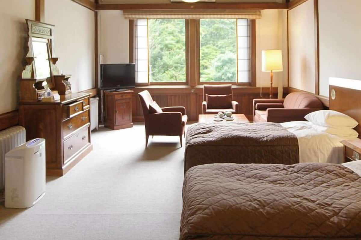 Desk, cribs/infant beds, free WiFi, bed sheets
