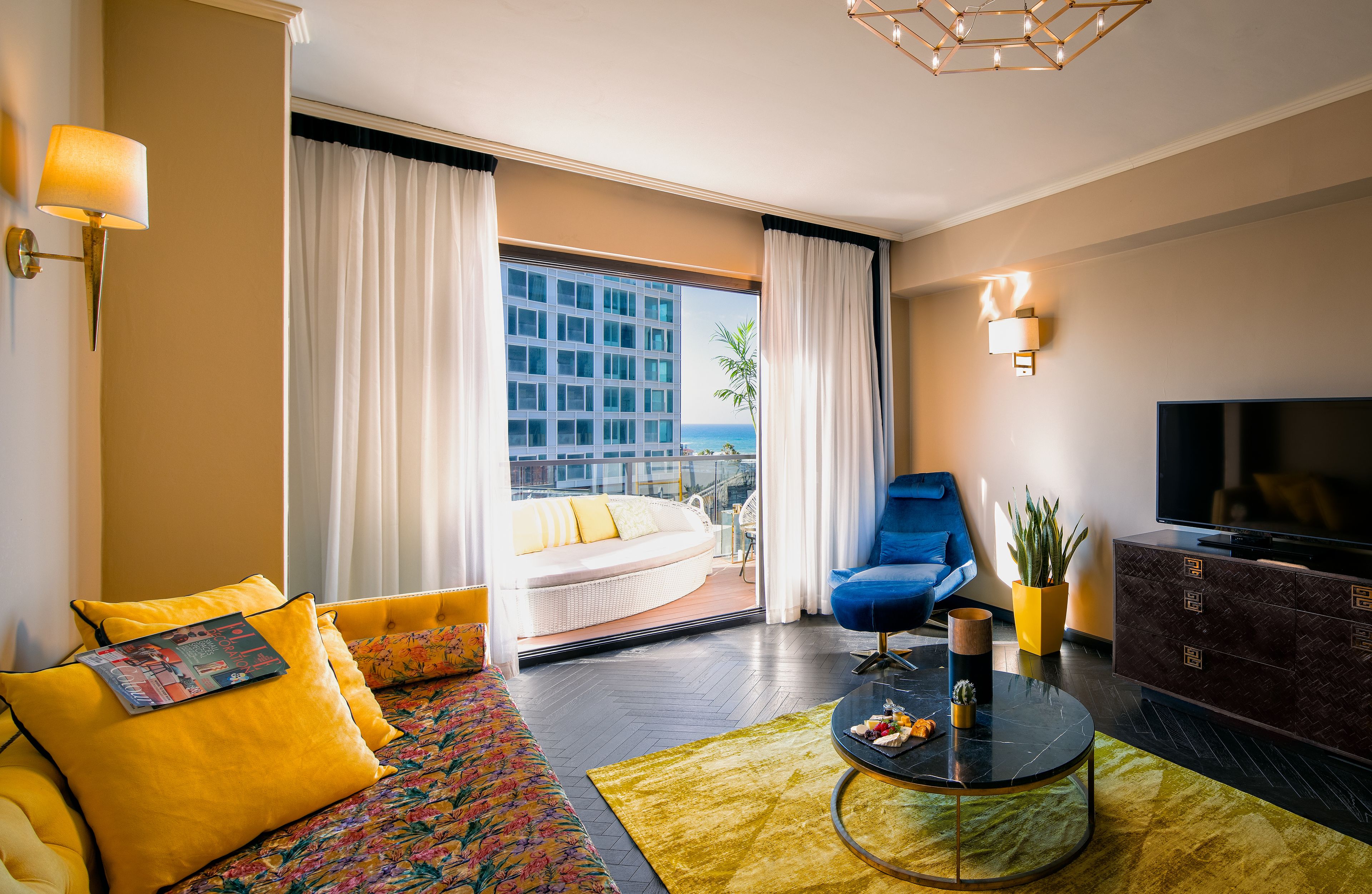 Deluxe Suite, 1 Bedroom, Balcony | Living area