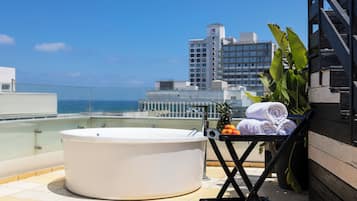 Penthouse, bubbelbad, gedeeltelijk uitzicht op zee (Studio) | Lakens van Egyptisch katoen, luxe beddengoed, een kluis op de kamer