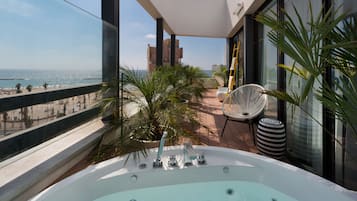 Cobertura, banheira de imersão, vista parcial para o mar (Studio) | 1 quarto, roupas de cama de algodão egípcio, roupas de cama premium