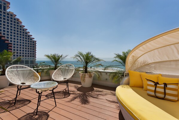 Penthouse, hidromasaje, vista parcial al mar (Studio) | Terraza o patio
