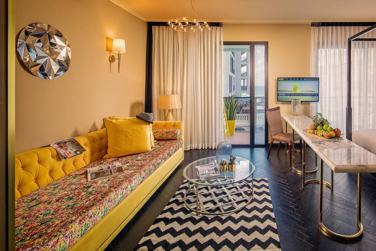 Studio, balcon, vue ville | Coin séjour