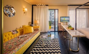 Estudio, balcón, vista a la ciudad | Área de sala de estar | Televisión de 36 pulgadas con canales digitales y películas con cargo 