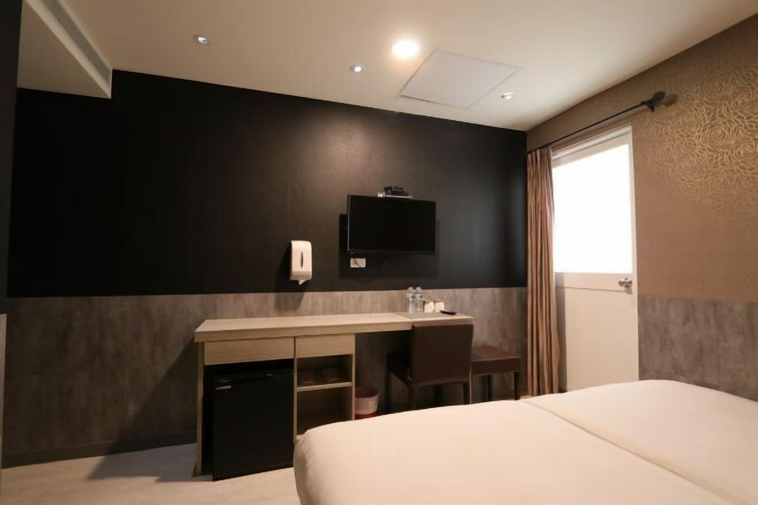 Down comforters, free WiFi, bed sheets