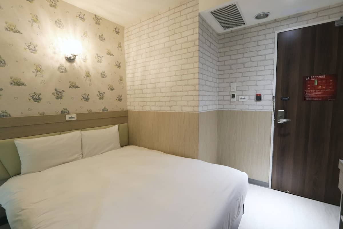 1 bedroom, down duvets, free WiFi, bed sheets