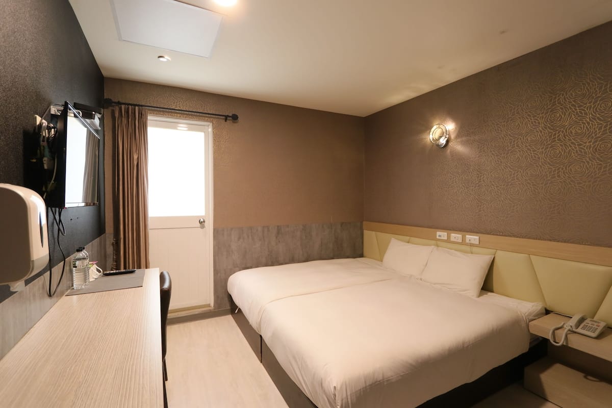 1 bedroom, down duvets, free WiFi, bed sheets