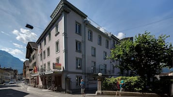 A multi-story hotel with a balcony and a sign that reads "Bellevue".