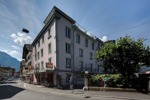Un hotel de varios pisos con un balcón y un letrero que dice 'Bellevue'.