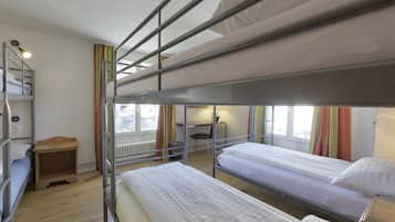 Dortoir Partagé, salle de bains commune (one bed in dorm of 4-6 beds) | Fer et planche à repasser, Wi-Fi gratuit, draps fournis