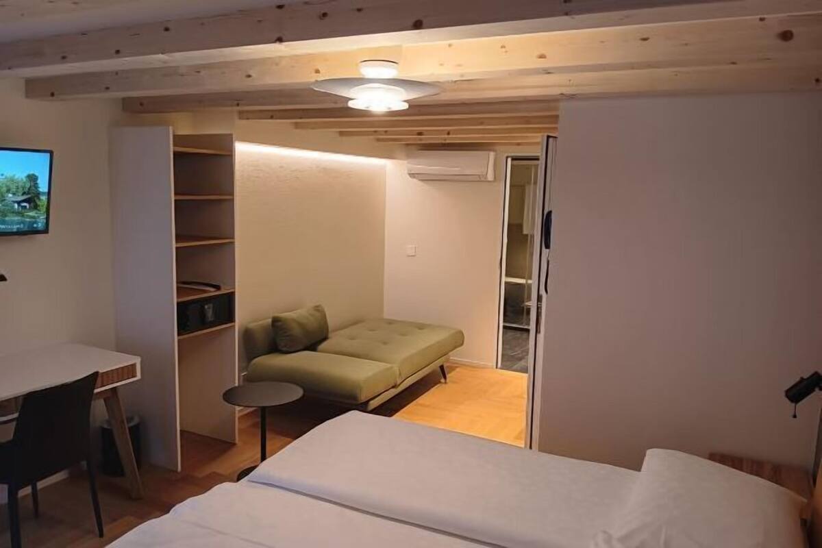 Iron/ironing board, free WiFi, bed sheets