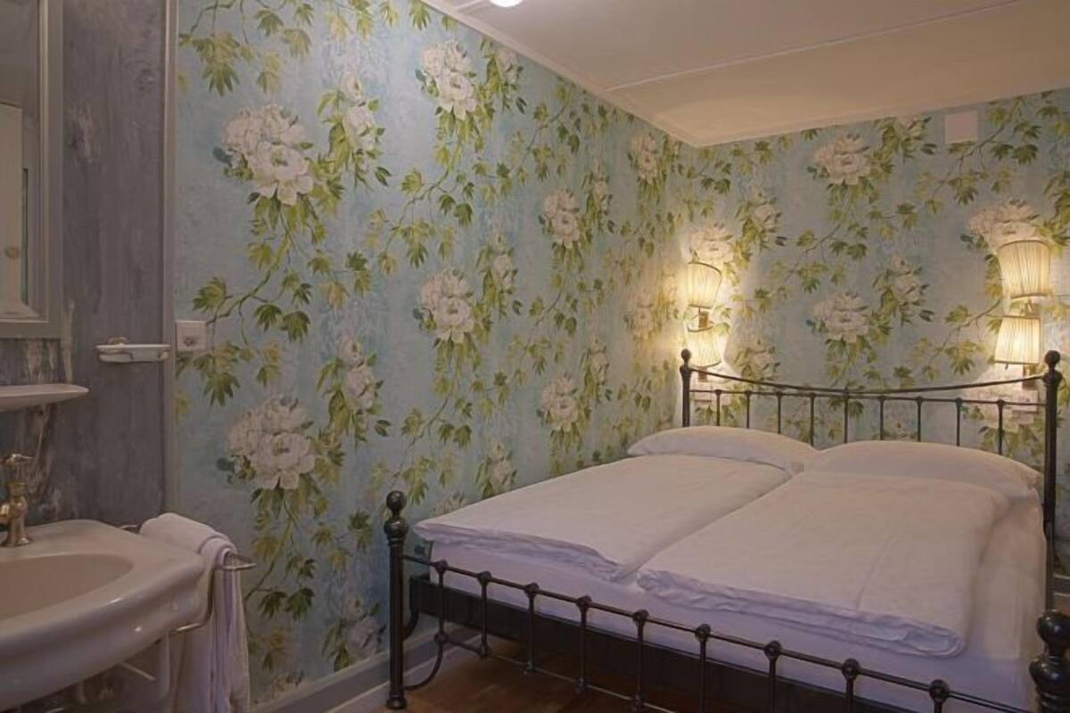 Iron/ironing board, free WiFi, bed sheets