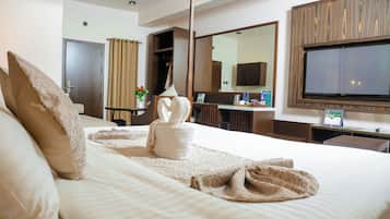 Suite (Suite with Spa Bath) | Minibar, caja de seguridad en la habitación, escritorio y wifi gratis