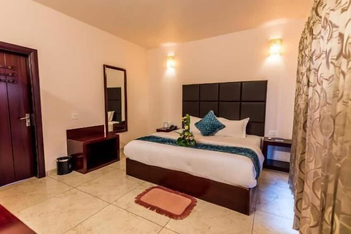Minibar, in-room safe, desk, free WiFi