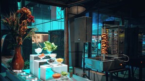 早餐，供應午餐和晚餐