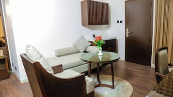 Suite (Suite with Spa Bath) | Luxe beddengoed, een minibar, een kluis op de kamer, een bureau