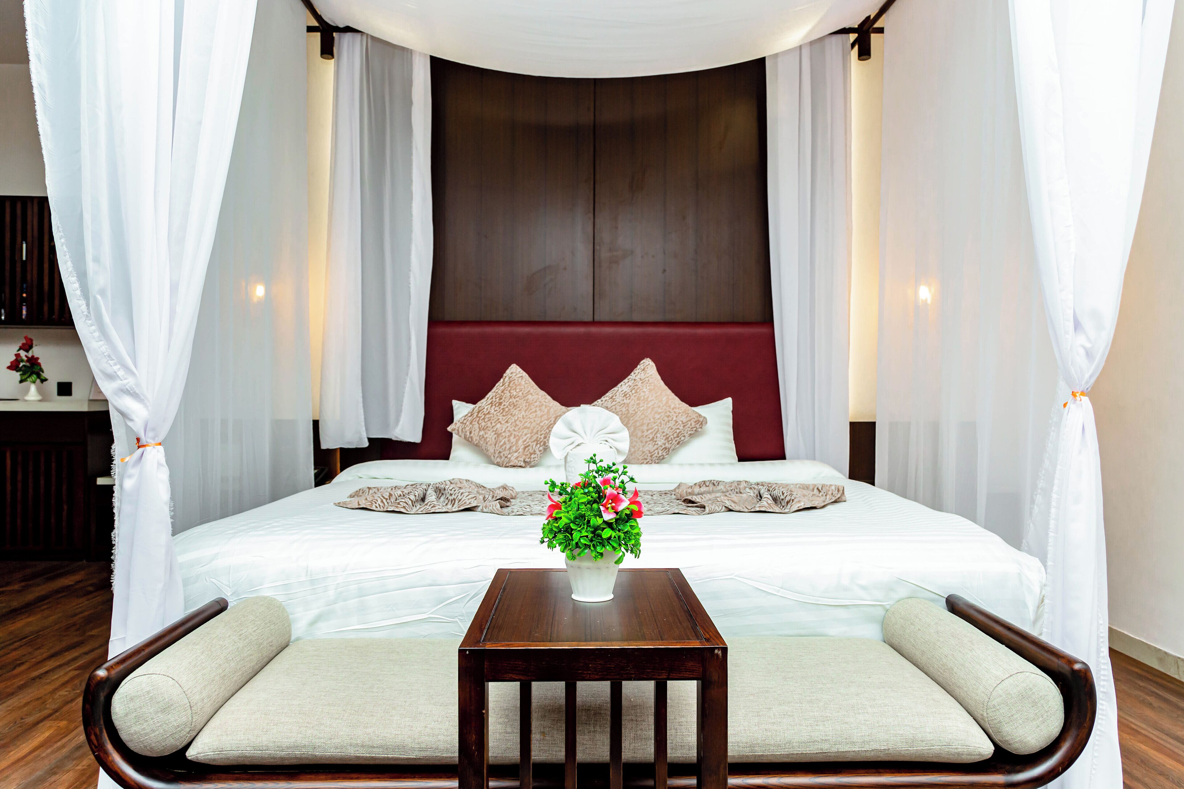 スイート (Suite with Spa Bath) | 高級寝具、ミニバー、セーフティボックス (室内)、デスク