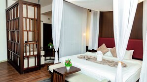 套房 (Suite with Spa Bath) | 高級寢具、迷你吧、客房內保險箱、書桌