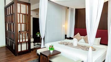 Suite (Suite with Spa Bath) | Premium bedding, minibar, in-room safe, desk