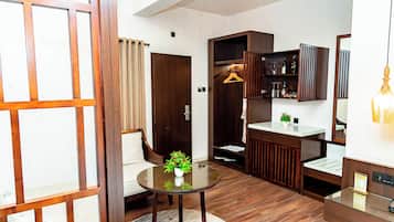 Suite (Suite with Spa Bath) | Luxe beddengoed, een minibar, een kluis op de kamer, een bureau