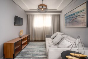 Master Suite | Living area | 32-inch Smart TV with digital channels, TV, Netflix