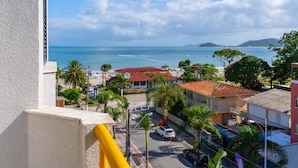 Une ville côtière avec des bâtiments, une rue et une vue sur la mer.