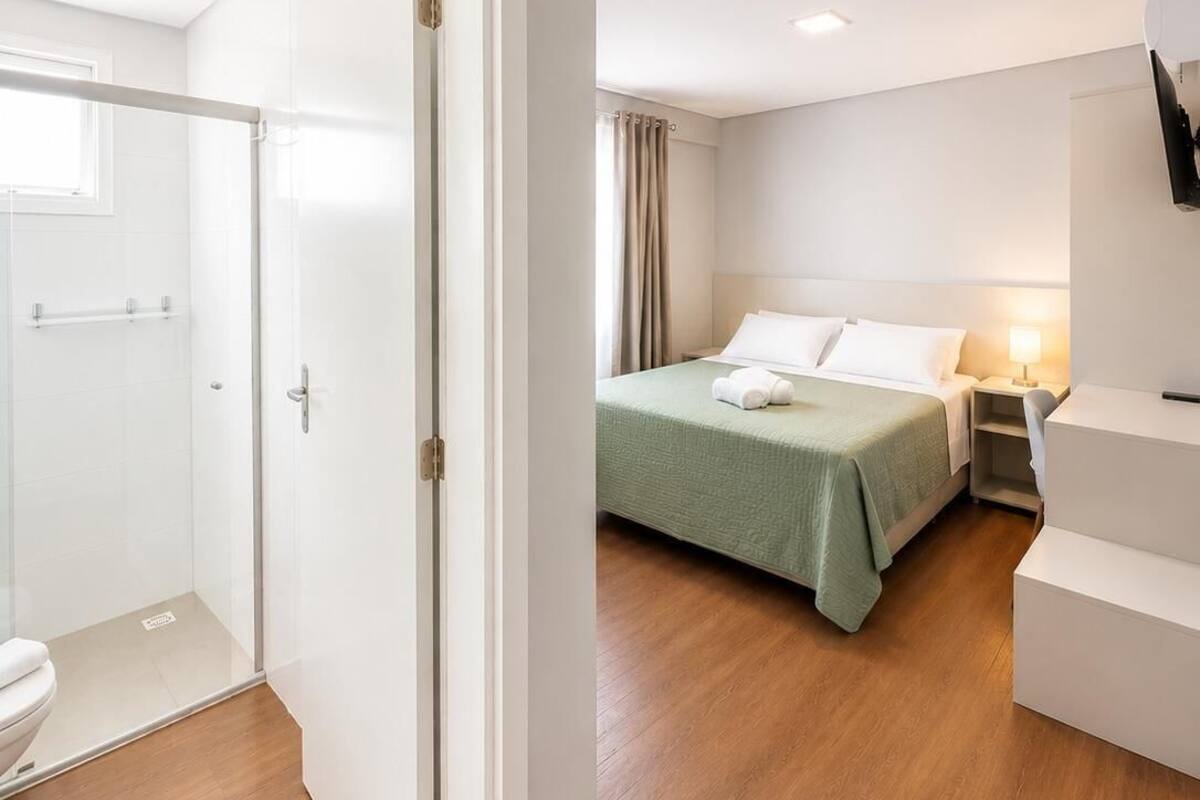 Roupas de cama premium, camas Select Comfort, frigobar